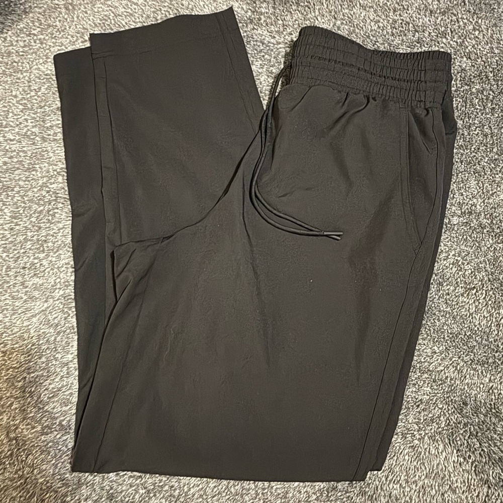 GAP Fit. Straight Leg Runaround Pants SZ. small